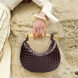 Alessandra – Borsa con Design Intessuto e Manico Dorato