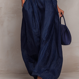 Anna - Completo blu scuro a righe con scollatura a chiave e pantaloni larghi
