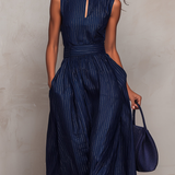 Anna - Completo blu scuro a righe con scollatura a chiave e pantaloni larghi
